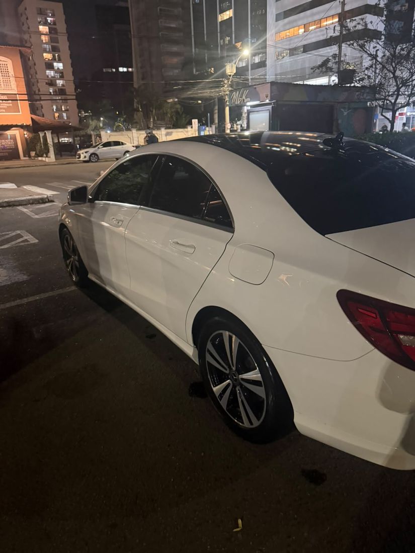 Mercedes CLA 180 branca, vista lateral traseira, à noite